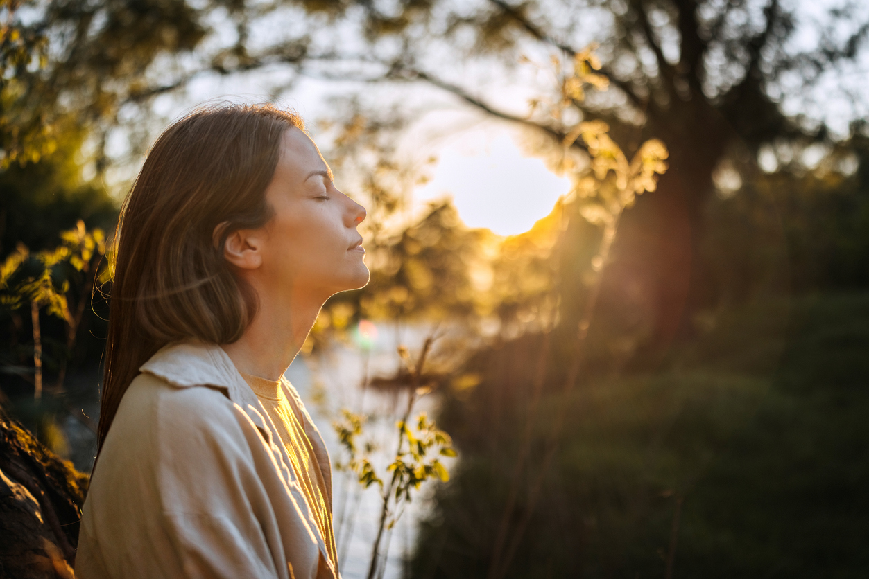 Een serene vrouw in een bosgroene ochtendjas in het zachte ochtendlicht